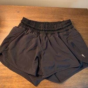 Lululemon size 6 tracker shorts